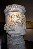 Aquileia (Udine) - Museo Archeologico Nazionale, scena di banchetto scolpita su un'urna cineraria della fine del I secolo avanti Cristo.
